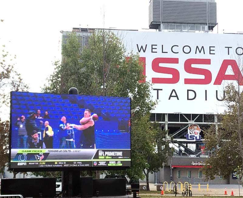 Outdoor LED screen rental displays for outdoors